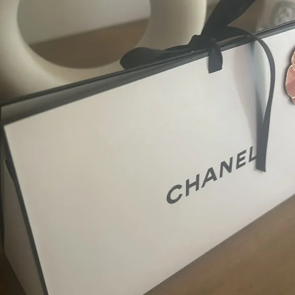 Authentic Chanel Giftbox - Picture 3 of 3